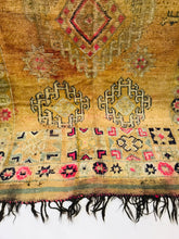 Load image into Gallery viewer, Vintage Moroccan Rug