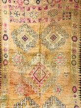 Load image into Gallery viewer, Vintage Moroccan Rug